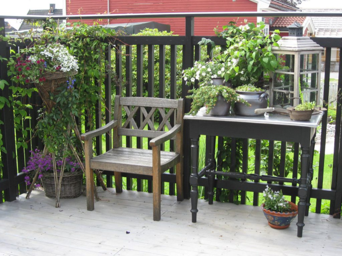 Hagerunde i ferietiden - fra terrassen fylt med sommerblomster