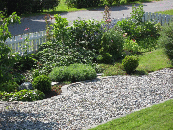 Alltid koselig når blomsterbed blir stusset etter ferien