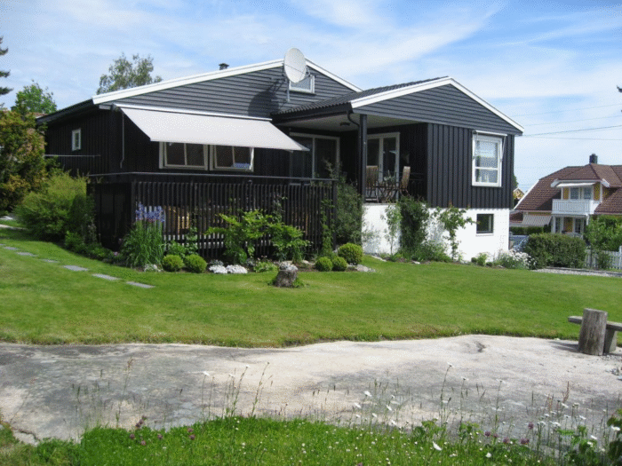 Huset og innrammingen til terrassen er malt fra brunt til brunsvart og 