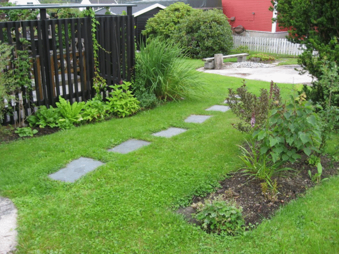 Blomsterbed bak espalieret