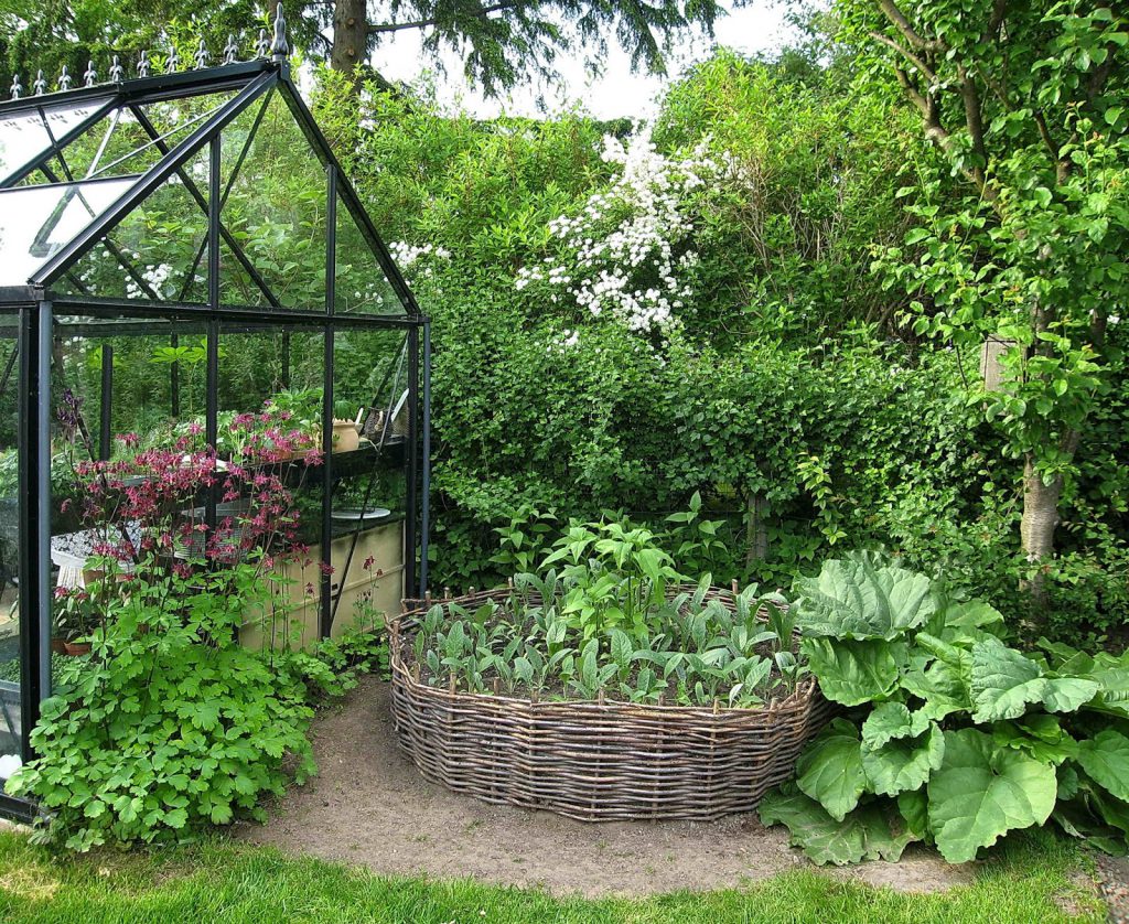 Inspirasjonsbok om høybed av Nina Ewald - Høybed med pilflettet ramme