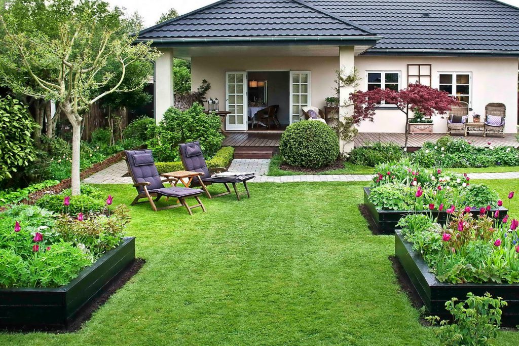 Inspirasjonsbok om høybed av Nina Ewald - høybedskasse ute på plenen