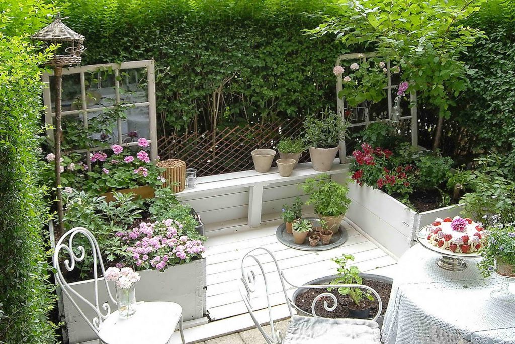 Inspirasjonsbok om høybed av Nina Ewald - Høybed rundt en sitteplass