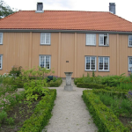 Isegran med renessanseinspirert hageanlegg. her er huset ved hagen