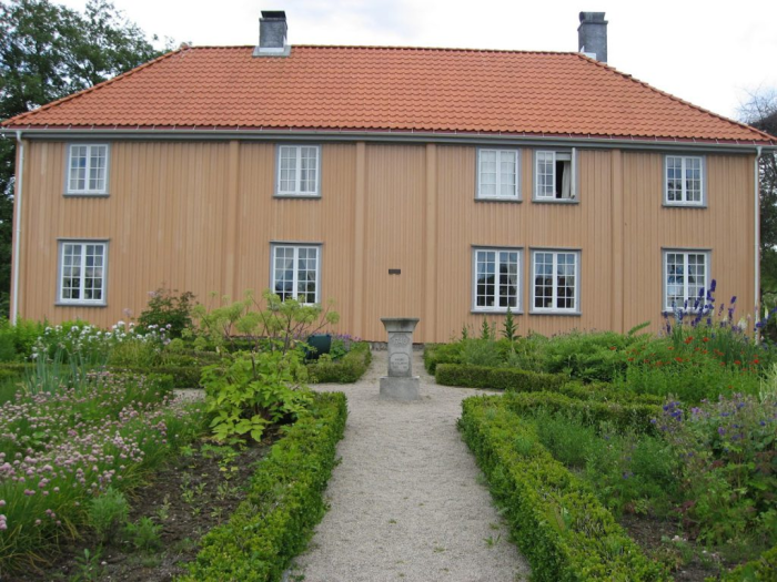 Isegran med renessanseinspirert hageanlegg. her er huset ved hagen