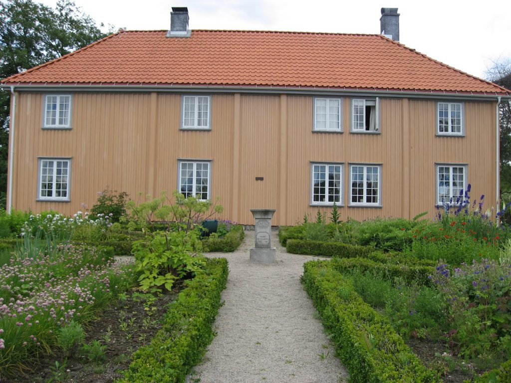 Isegran med renessanseinspirert hageanlegg. her er huset ved hagen