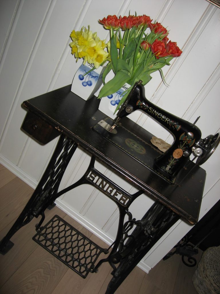 Uvanlige vaser til påskens blomster - Gamle krukker til tulipaner og narsisser, stående på et Singer symaskinbord