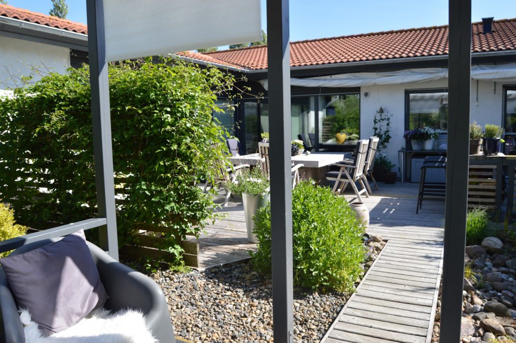 Hos Catti på trädgårdsrundan i helsingborg i 2016 - Herlig terrasse utenfor boligen. 