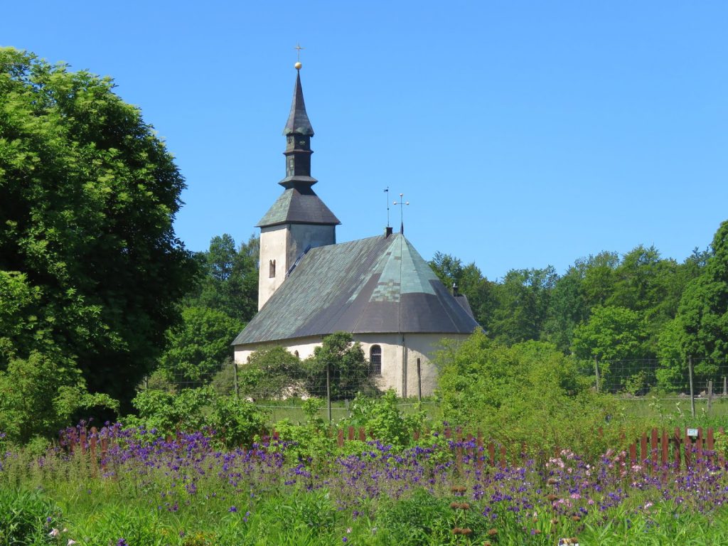 Brahe-kirken sett fra Wisingsborgs trädgård på Visingsö i Vättern, Småland