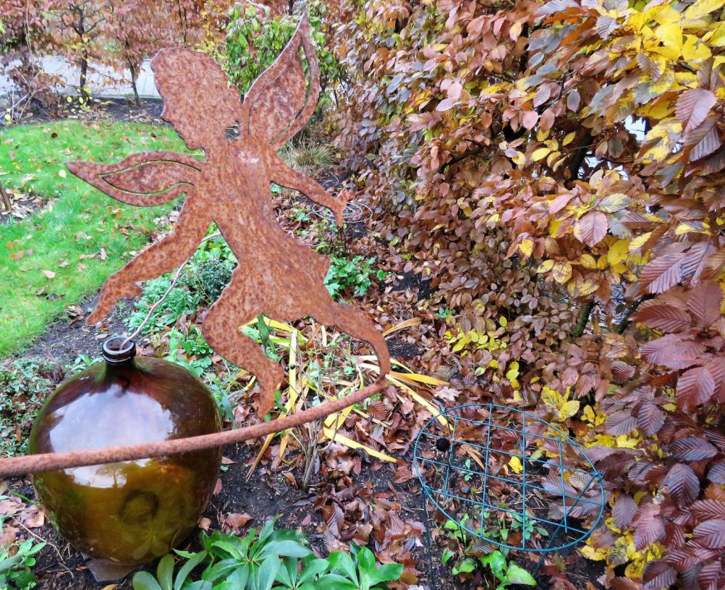 Høstfarger i vinterhagen, det går mot vår. Rusten Tingeling mot brun vinballong. 