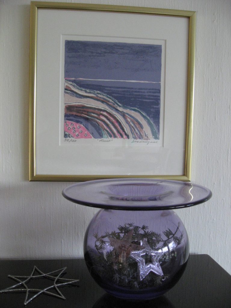 Adventspynt i lilla, pynt oppi lilla vase fra Finn Schjøll. Furulunden
