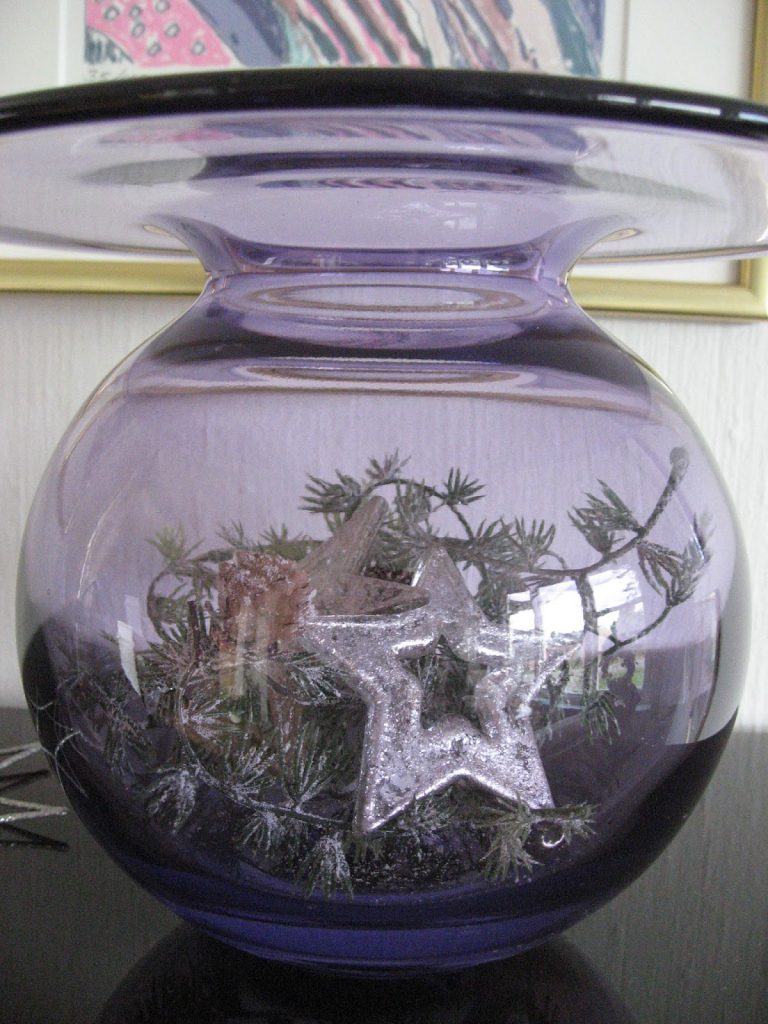 Adventspynt i lilla. Nærbilde av lilla vase fra Finn Schjøll. Furulunden.