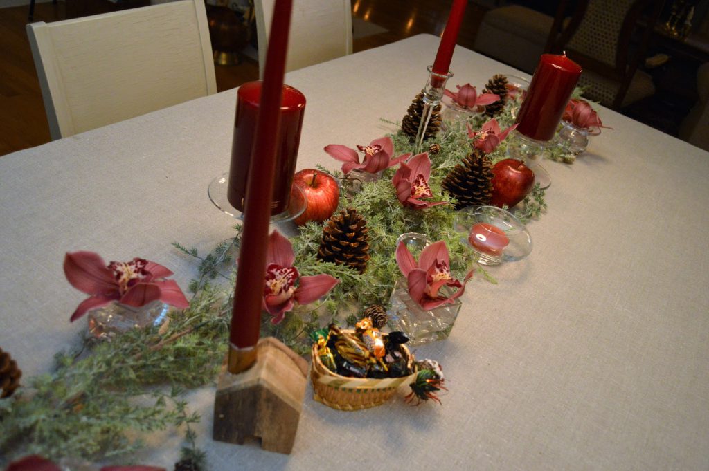 Borddekking med dyprøde lys og orkideer til jul. Bordet før serviset kommer på. Furulunden DSC_0082