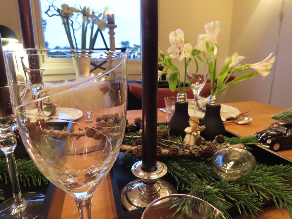 Borddekking til julehøytiden - sort, grønt og hvitt. Nærbilde av glass o.l. på bordet IMG_0092