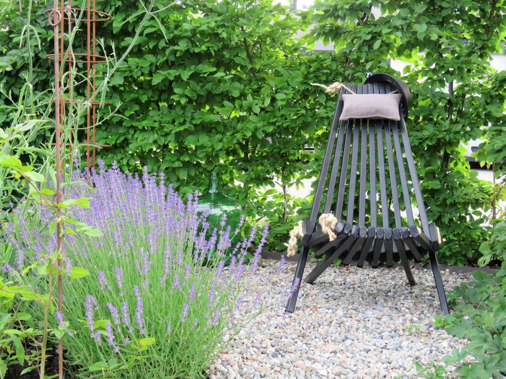 Elvestein er brukelig på flere måter i hagen - et delikat skille mellom blomsterbed og noeå sette stolen på IMG_6269 (2)-min