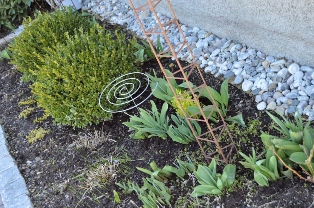 Elvestein er brukelig på flere måter i hagen  - mellom husvegg og blomsterbed DSC_008