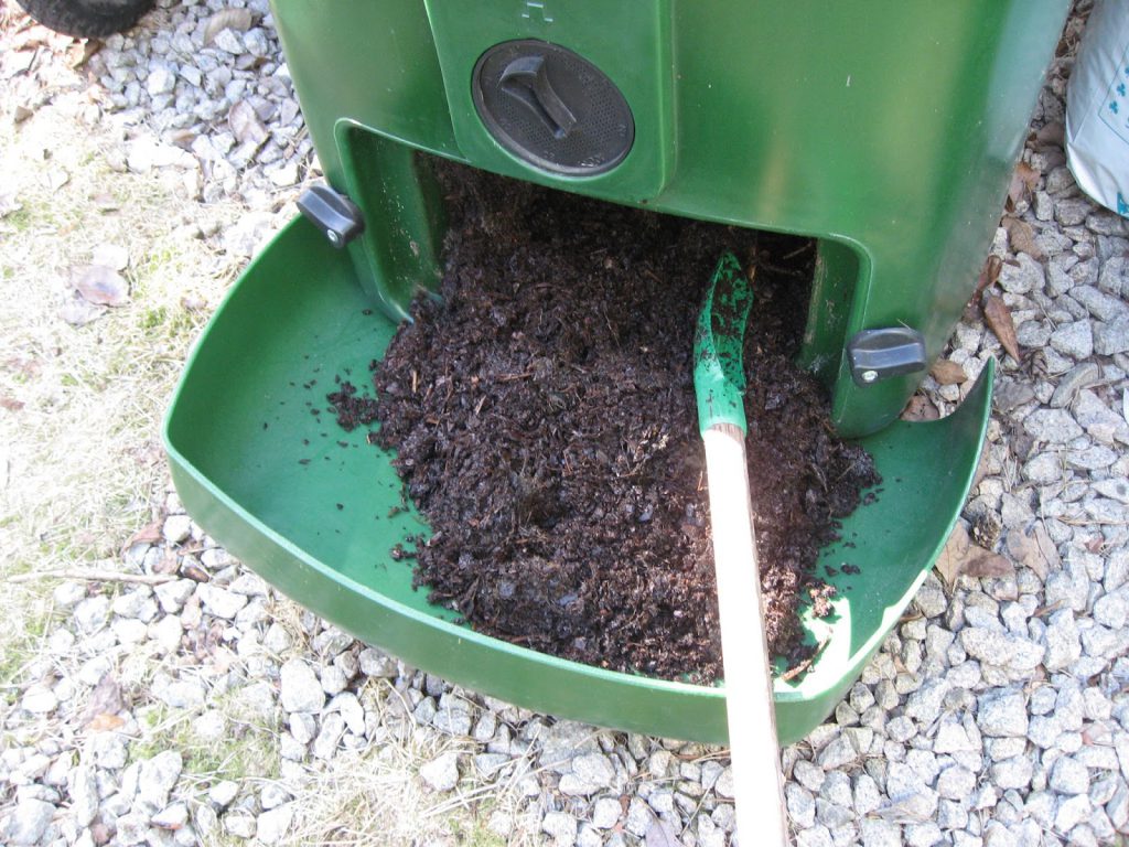 Varmkompost, det er hagens gull det - Ferdig kompost som skal ut av kompostbingen