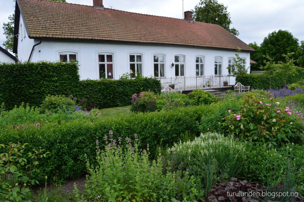 Historikk og oppskrift på en cottage garden. Huset og hagen på avstand