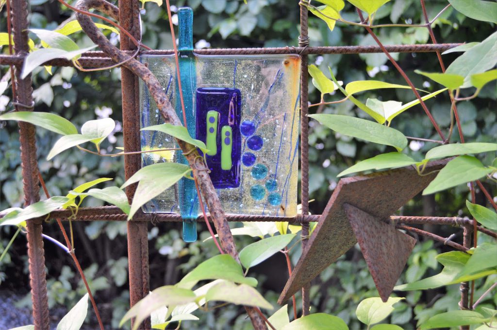 Se en hage i harmoni med seg selv - Glasskunst i et klatrestativ. Furulunden. 