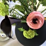Borddekking - Tips til vakre blomster på bursdagsbordet Svart-rosa-grønt-min