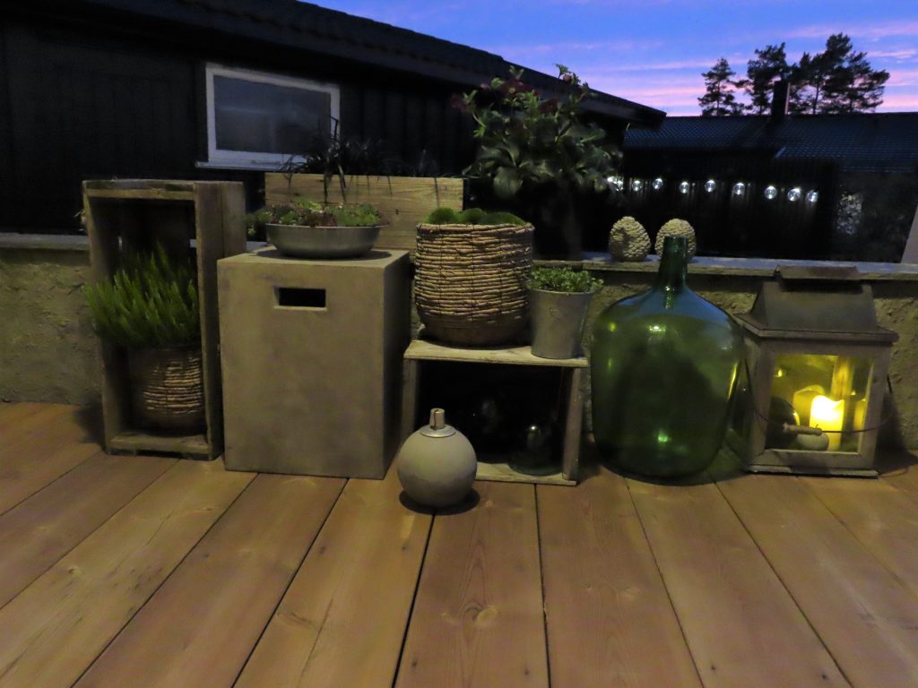 Stilleben i høst-vinterstemning på verandaen - i kveldslys