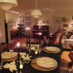 Vakker og stemningsfull borddekking med hvite julestjerner - hele stuen