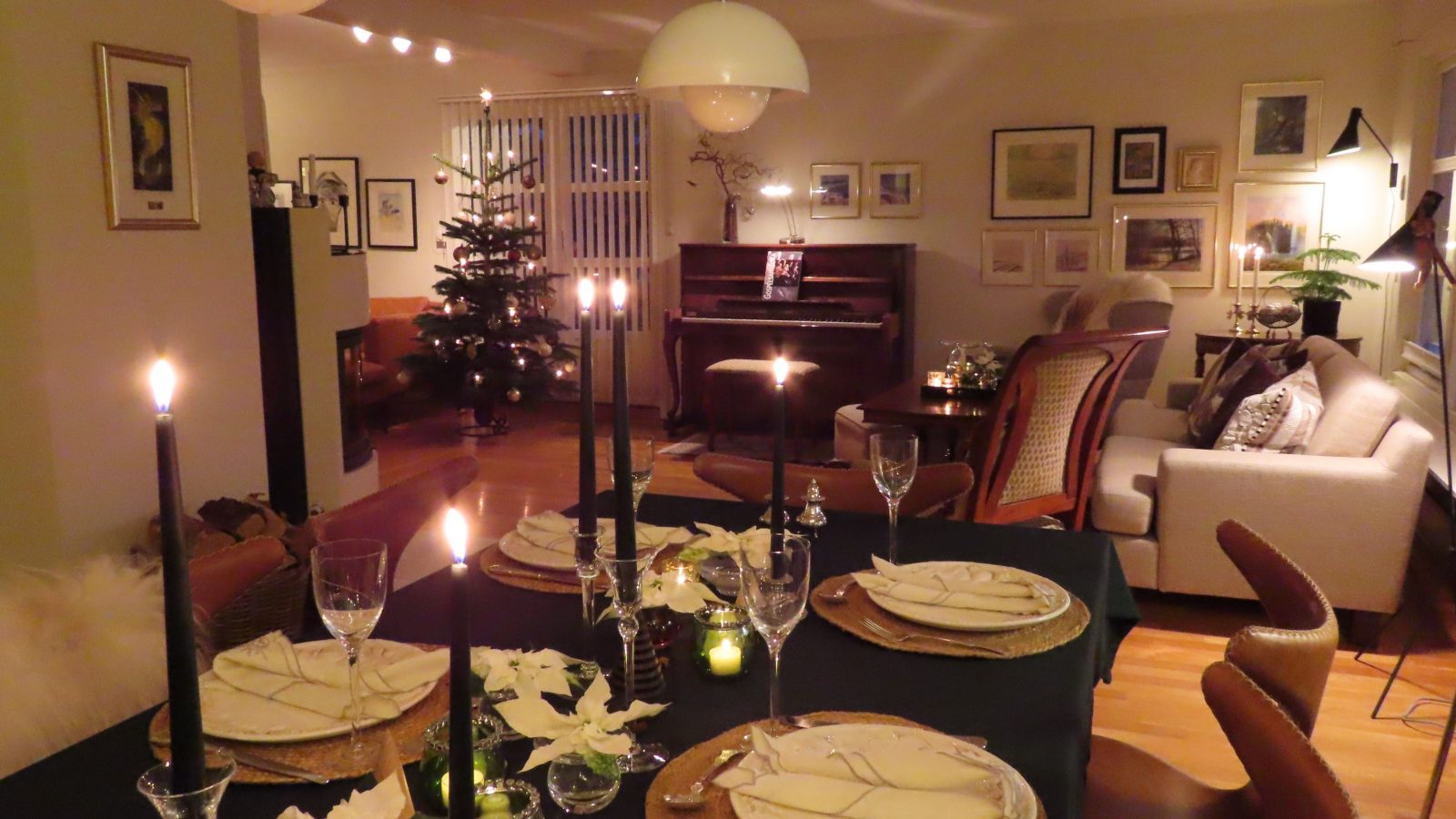 Vakker og stemningsfull borddekking med hvite julestjerner - hele stuen
