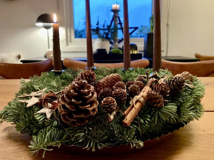 Grønn adventskrans med kongler og lys