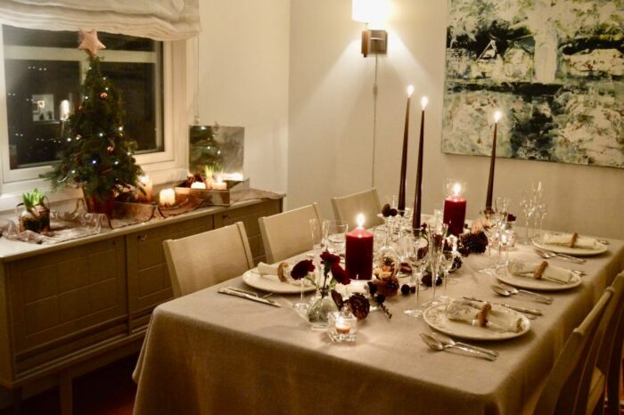 Dekorativt juletre ved en borddekking